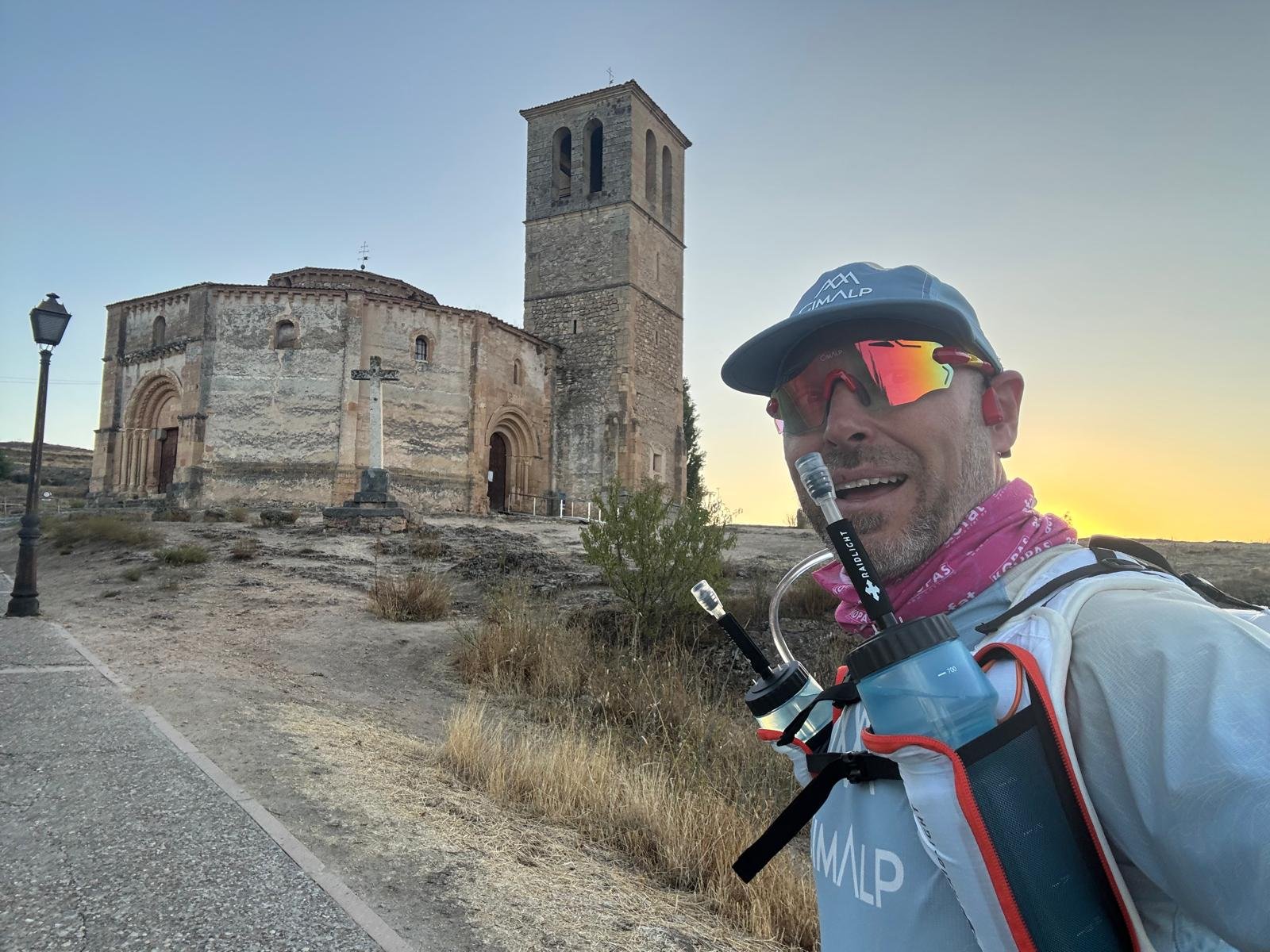 Abel llegando a la iglesia de la Vera Cruz, en el camino de Zamarramala