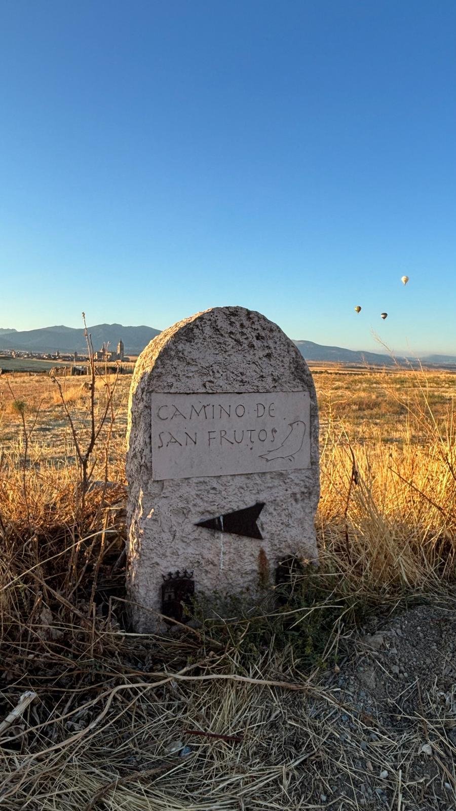 Hito del Camino de San Frutos, con Segovia al fondo