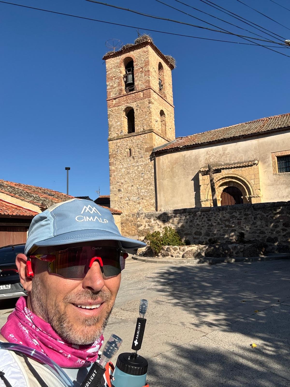 Abel junto a la iglesia de San Bartolomé, Basardilla