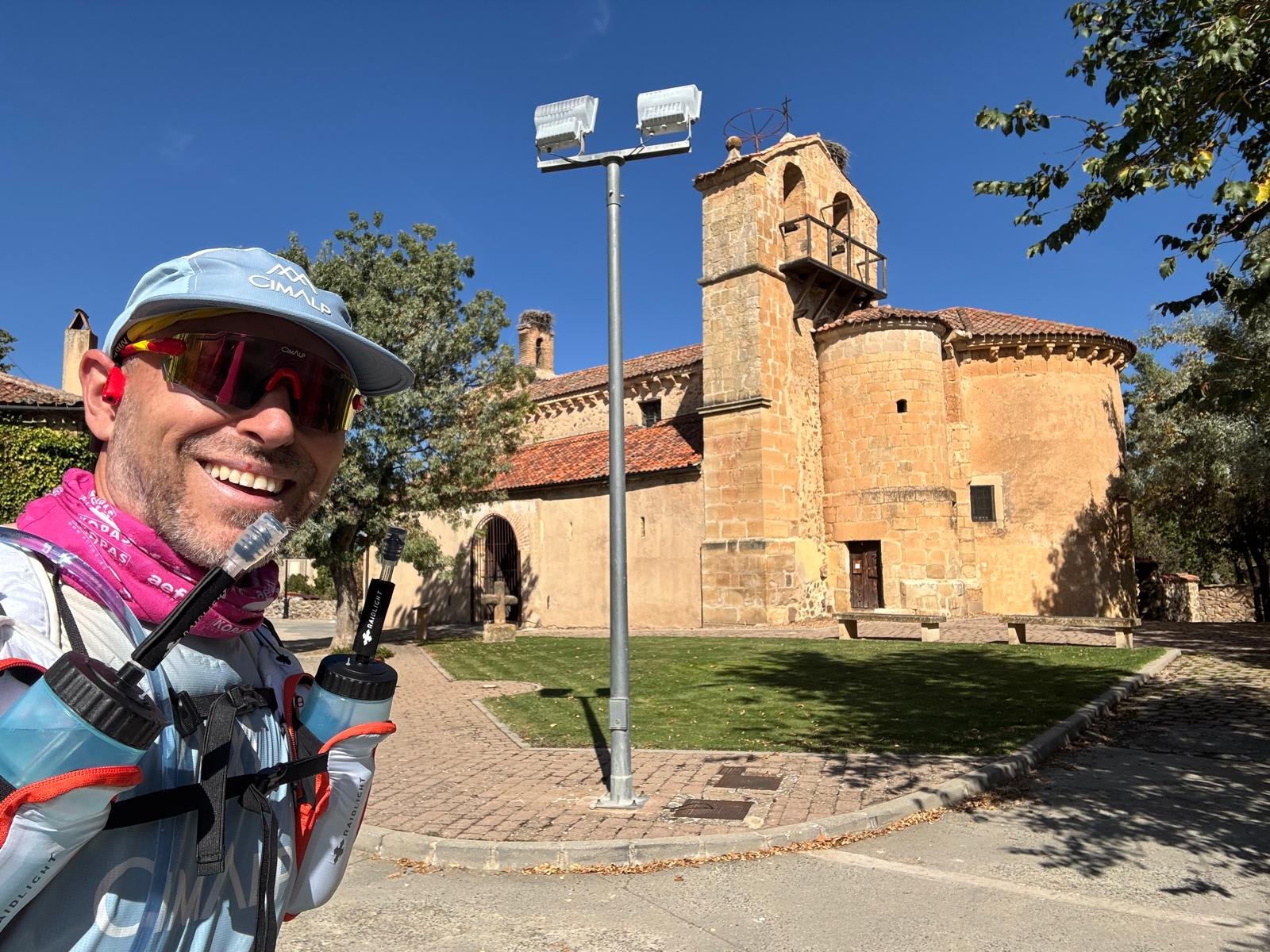 Abel junto a la iglesia de San Vicente Martir. Pelayos del Arroyo